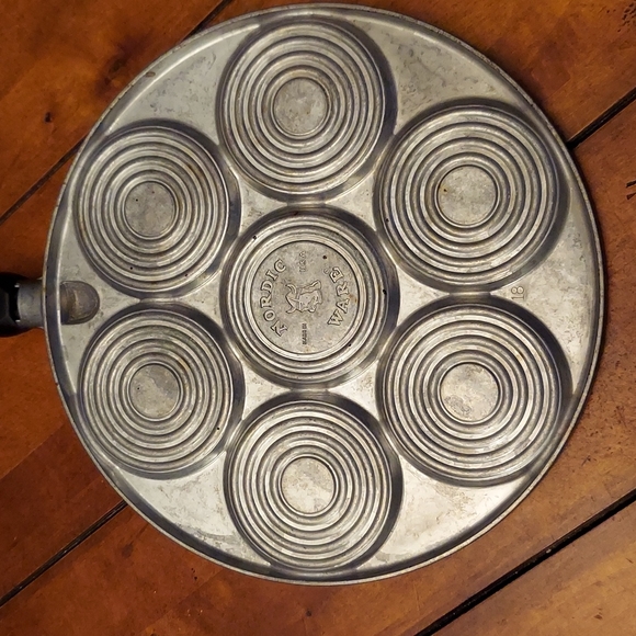 NORDIC WARE | SNOWFLAKE PANCAKE GRIDDLE - Picture 4 of 7